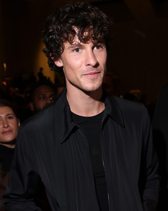 Shawn Mendes aposta em visual monocromático para brilhar na fila A da Gucci, em Milão