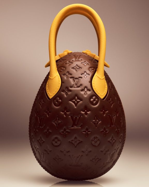 Louis Vuitton lança linha de ovos de páscoa e versão colorida da ‘Chocolate Egg Bag’
Maison Louis Vuitton apresenta versão colorida da “Chocolate Egg Bag”, criação assinada por Maxime Frédéric  em especial para a Páscoa