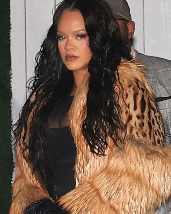 Rihanna celebra aniversário de 38 anos com casaco vintage da Gucci assinado por Tom Ford