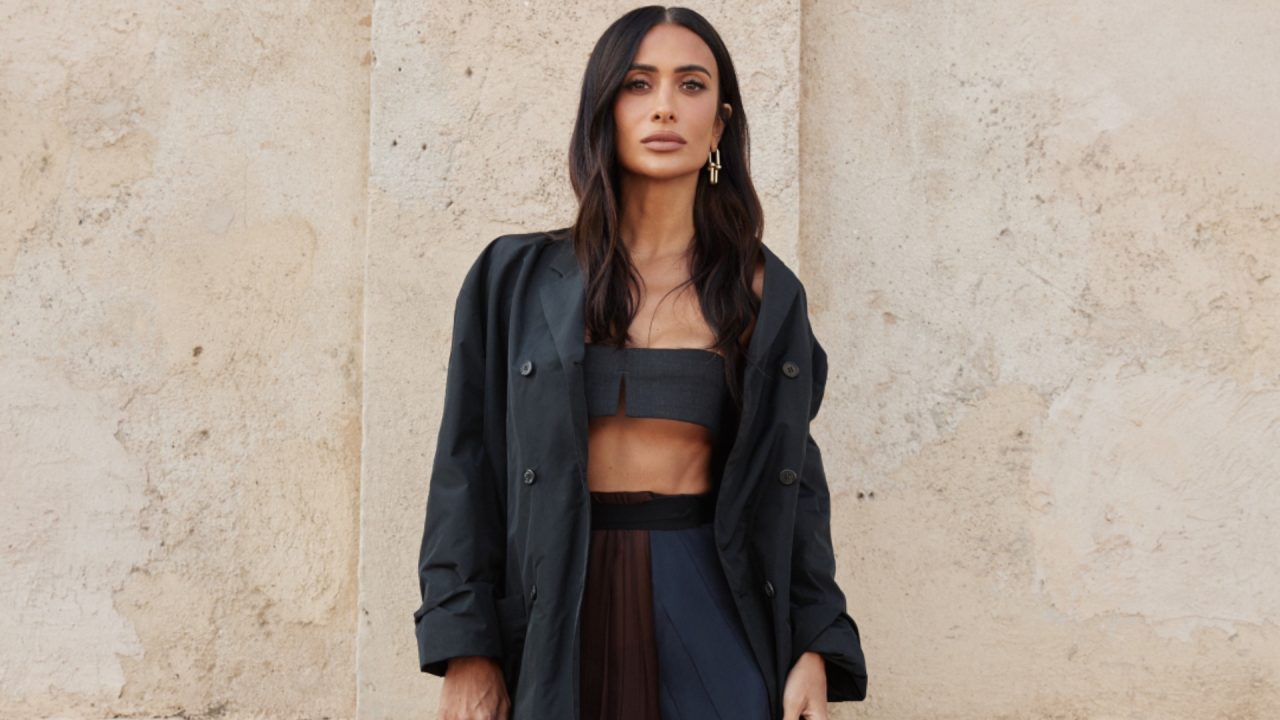 Silvia Braz aposta em scarpin vermelho como ponto de cor em look para desfile da Prada