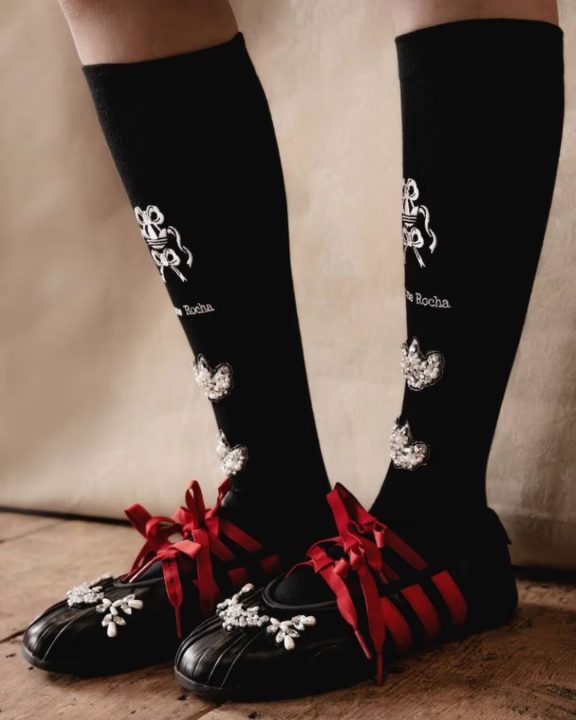 Simone Rocha e Adidas reinventam tênis clássicos com rendas, pérolas e mais em collab