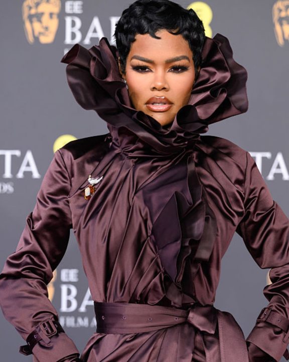 Teyana Taylor deslumbra no BAFTA 2026 com look ousado da Burberry e joias da Tiffany & Co.