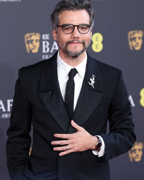 Wagner Moura elege alfaiataria e tons sóbrios para o red carpet do BAFTA 2026