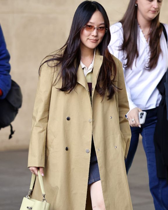 Yerin Ha, de ‘Bridgerton’, aposta em ‘uniforme’ londrino e bolsa verde-pistache em Londres
