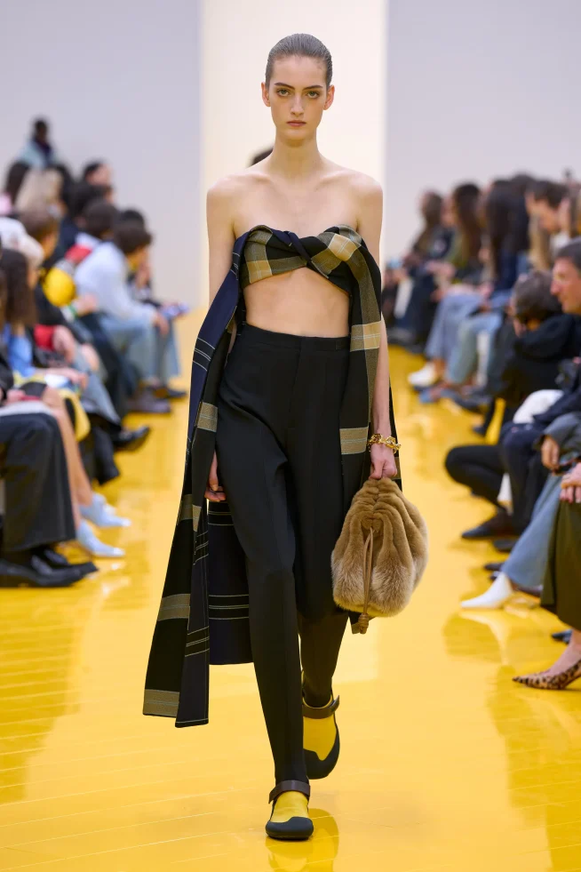 00043-loewe-fall-2026-ready-to-wear-credit-gorunway