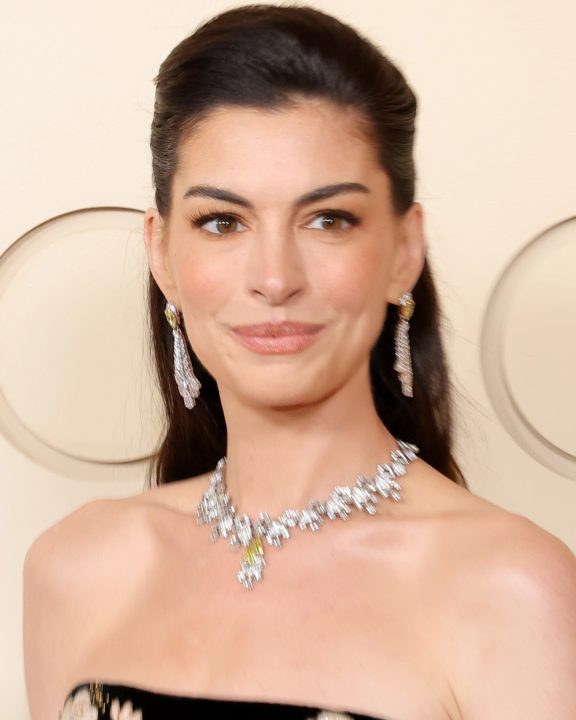 Anne Hathaway aposta em look floral com luvas de ópera para apresentação no Oscar 2026