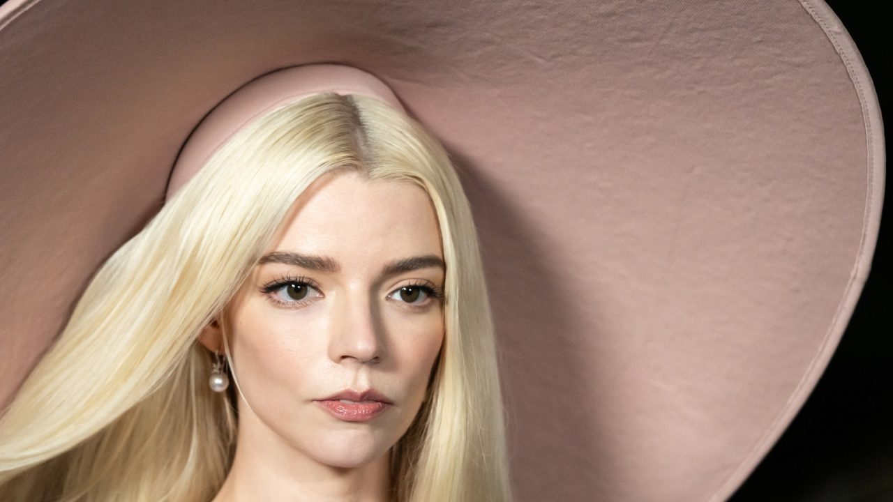 Anya Taylor-Joy encarna a Princesa Peach com chapéu ‘cogumelo’ em look Jacquemus
Anya Taylor-Joy aposta em look exclusivo para fotos do filme do Super Mario; a atriz uniu referências à personagem e joias Tiffany & Co.