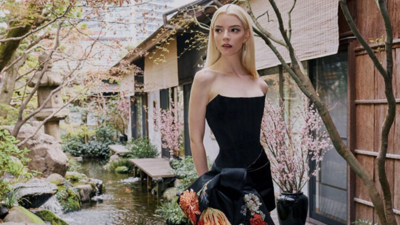 Anya Taylor-Joy aposta em look floral da Givenchy e botas icônicas Shark Lock para turnê