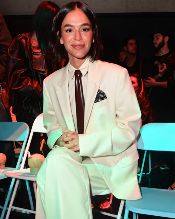 Bruna Marquezine usando estilo boyish