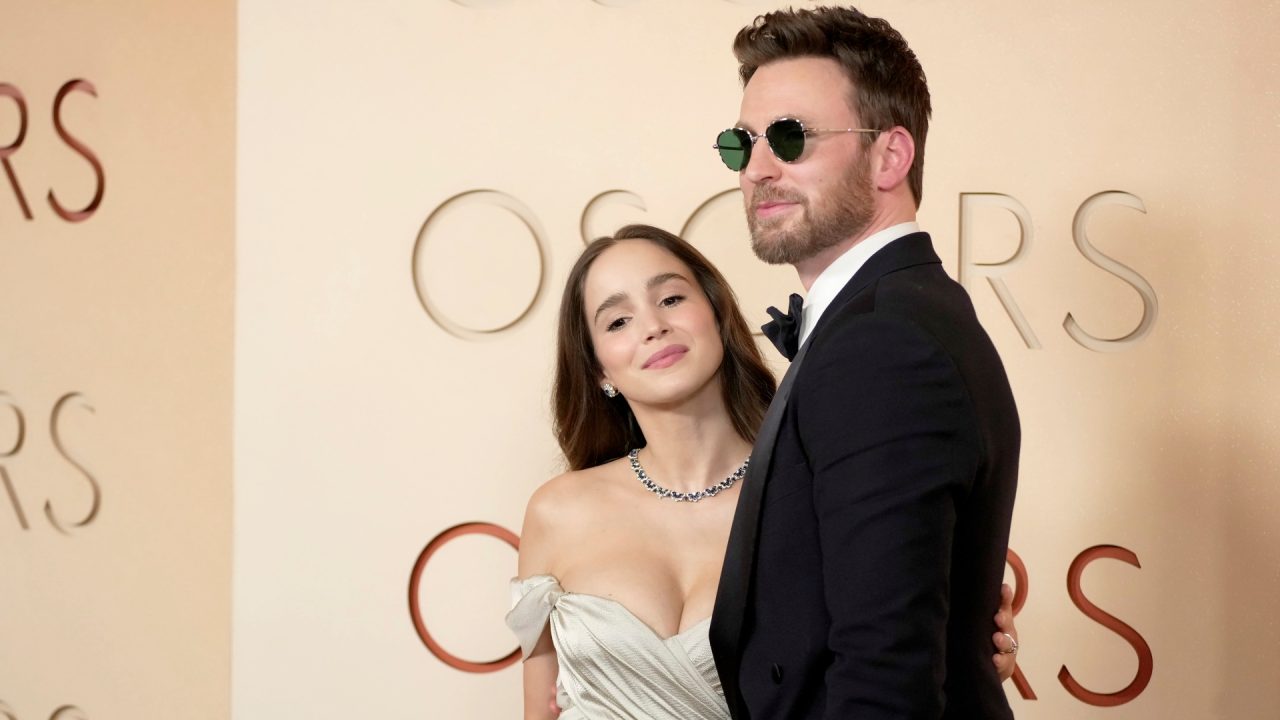 Chris Evans e Alba Baptista fazem rara aparição no Oscar 2026 com looks impecáveis
Sempre discretos, Chris Evans e Alba Baptista surgiram juntos no tapete vermelho do Oscar 2026; confira os detalhes do visual clássico
