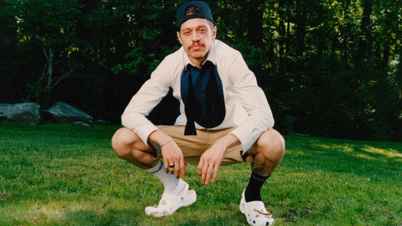 Pete Davidson é o novo rosto da Crocs e desafia o traje formal em nova campanha
A nova campanha da Crocs traz o comediante Pete Davidson como protagonista de um manifesto pelo conforto; saiba sobre a ‘Do Your Thing’