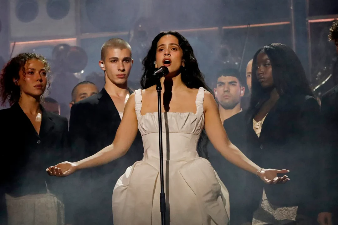 Quem é a LA(HORDE), o grupo por trás da coreografia techno de Rosalía no BRIT Awards 2026

Do underground parisiense ao comando do Ballet National de Marseille, o coletivo francês vem redefinindo os limites entre dança, política e cultura pop.