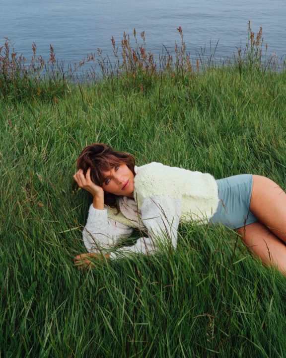 Ícone das modelos, Helena Christensen lança coleção de tricô com pegada vintage
Aos 57 anos, Helena Christensen assina coleção cápsula e fotografa a própria campanha em collab com a marca Gudrun & Gudrun