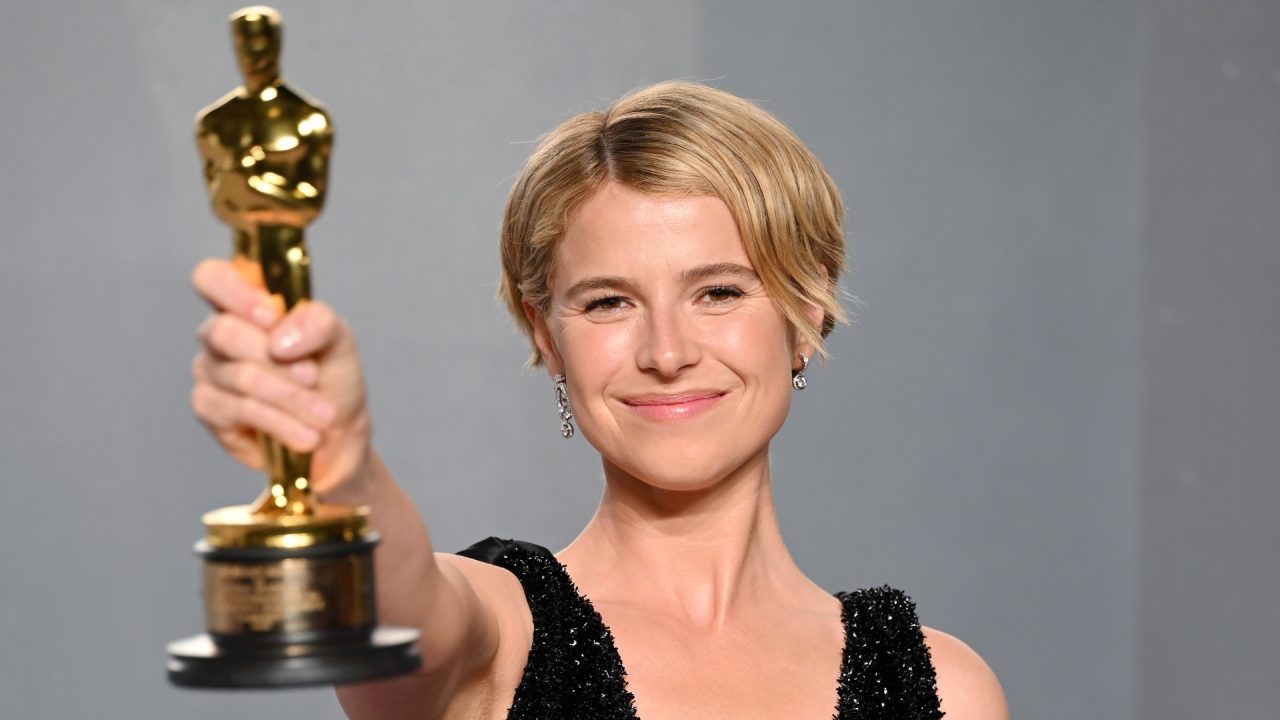 Vencedora do Oscar, Jessie Buckley troca Chanel por preto nada básico em after-party
