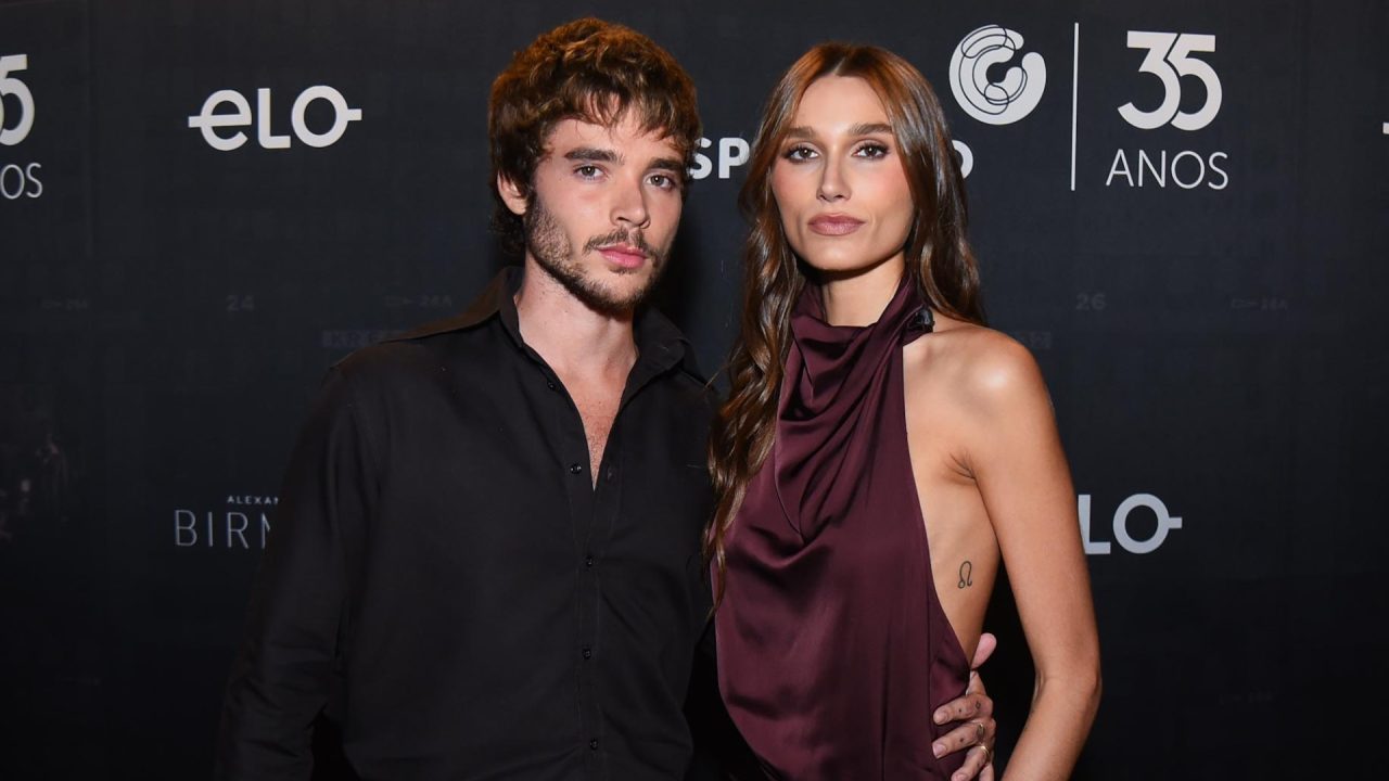 Sasha Meneghel aposta em vestido de cetim e cor tendência do outono para evento no RJ