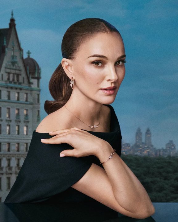 Natalie Portman é nomeada embaixadora global da Tiffany & Co. e estrela campanha
Tiffany & Co. nomeia Natalie Portman como embaixadora global; veja os detalhes da parceria, as joias icônicas e a nova campanha