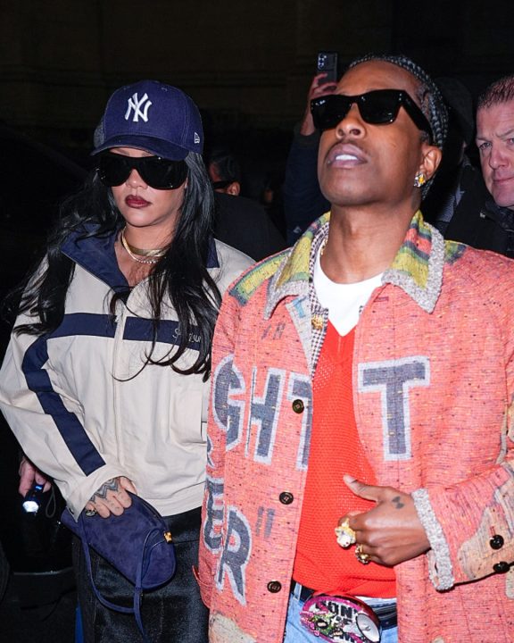 Rihanna transforma ‘date night’ em aula de estilo com jaqueta rara de Willy Chavarria
Rihanna envolve look all-black com botas da Balenciaga e combina visual com A$AP Rocky em noite de “date” em Los Angeles