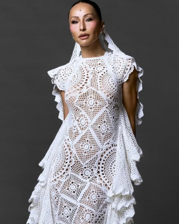 No Rio de Janeiro, Sabrina Sato elege vestido all-white com renda escultural da Jacquemus