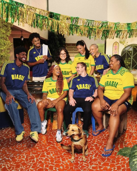 Adidas e Time Brasil lançam coleção retrô de camisetas inspiradas em uniformes dos anos 80
Parceria da Adidas com o Comitê Olímpico do Brasil aposta em camisetas inspiradas em uniformes do passado em campanha estrelada