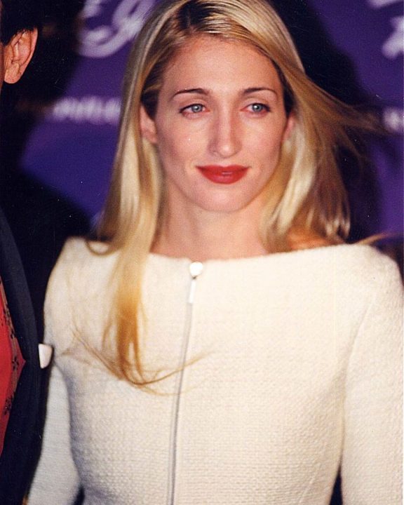 Decote canoa: Como usar a blusinha dos anos 90 que conquistou Audrey Hepburn e Carolyn Bessette
Com decote elegante que valoriza o colo, a peça minimalista dos anos 90 retorna às tendências com grandes ícones; veja como usar