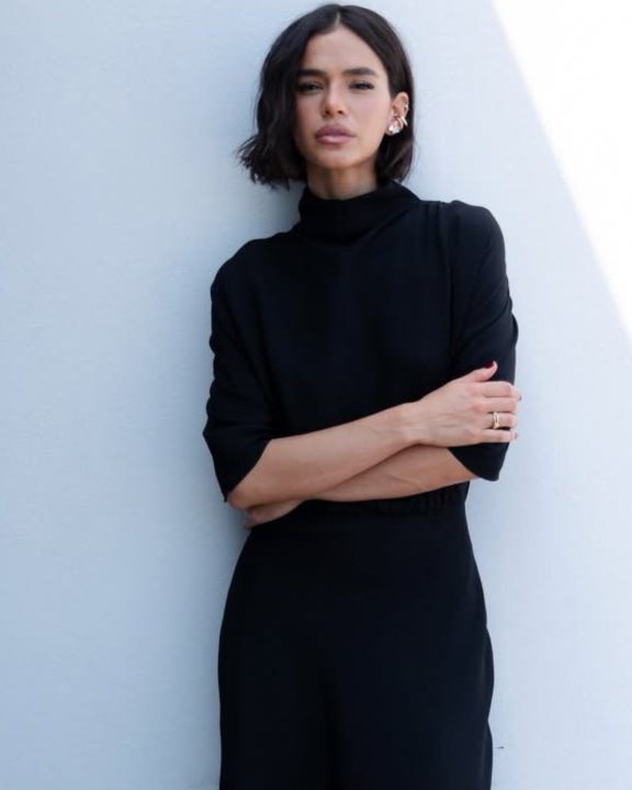 Com look assinado pelas irmãs Olsen, Bruna Marquezine revela novo visual e corte tendência