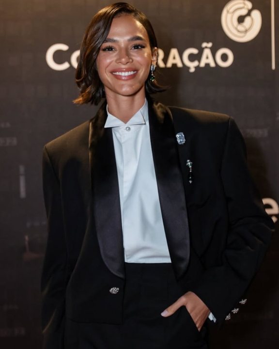Sofisticada! Bruna Marquezine aposta em terninho preto da Chanel em evento de cinema no Rio