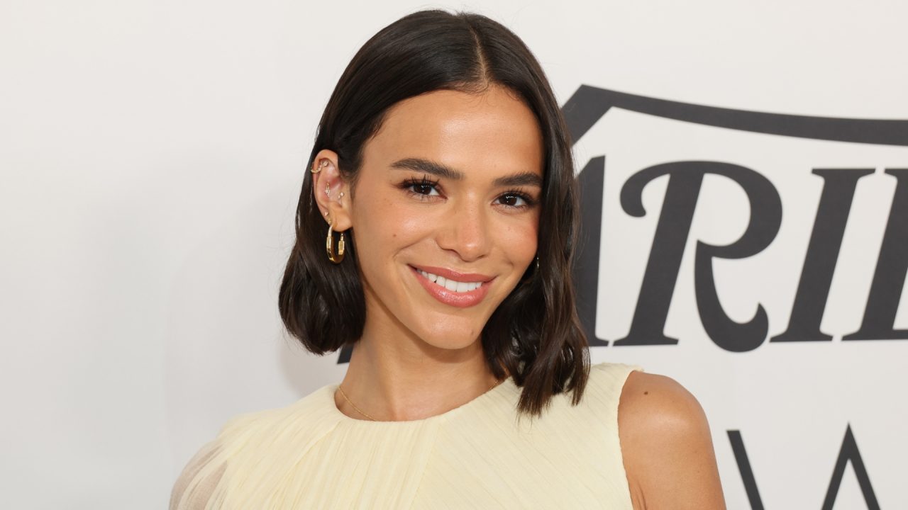 Com street style, Bruna Marquezine aposta em jaqueta bicolor e boné em aerolook