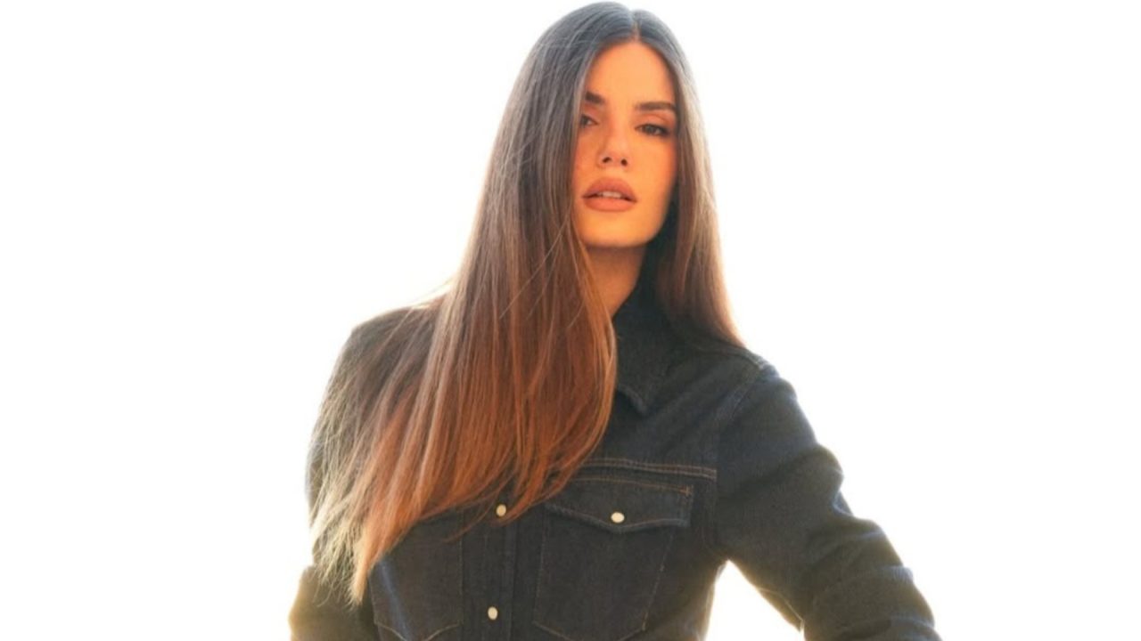 De minissaia a calça aladim: Camila Queiroz elege o jeans como protagonista em 4 looks