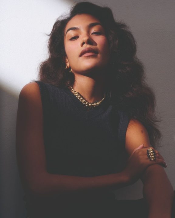 Coleção Clash de Cartier ganha cores intensas inéditas e volumes ousados com Olivia Dean