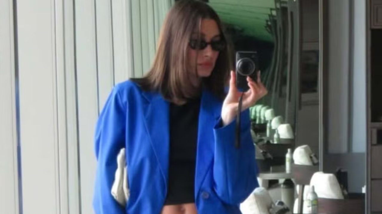 Hailey Bieber aposta em casaco icônico de 2011 da Jil Sander para look all black
Direto da era Raf Simons, Hailey Bieber prova que o azul-safira da Jil Sander é atemporal; veja os detalhes da peça de 2011