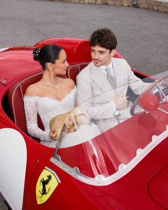 Vestido de Sebastian Paolo e Ferrari de 1952: O casamento de Charles Leclerc e Alexandra Saint