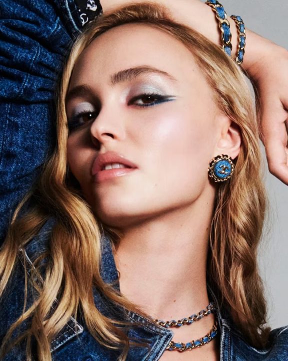 Chanel Beauty lança coleção limitada de maquiagem inspirada no jeans com Lily-Rose Depp