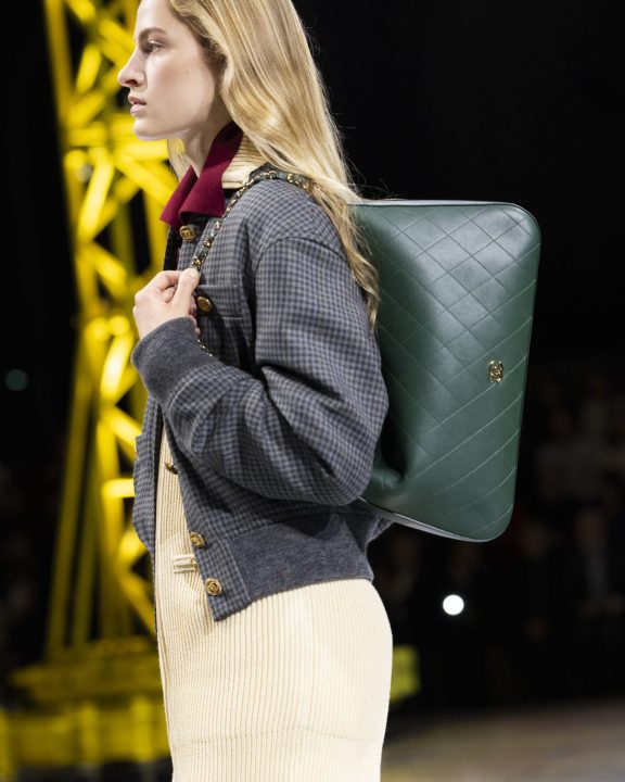 As novas bolsas da Chanel já causam fila de espera nas lojas. Veja os novos modelos
As novas criações de Matthieu Blazy desfiladas em Paris misturam novos materiais e acabamentos diferenciados.