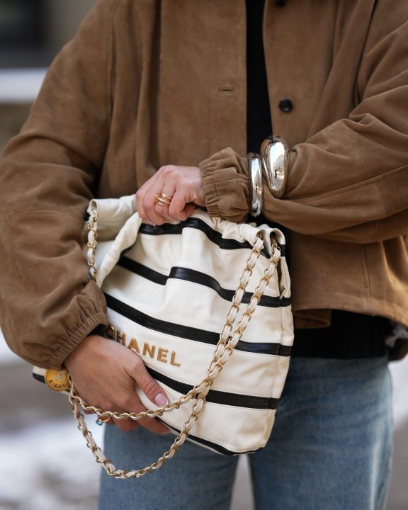 A bolsa saco está de volta: 5 dicas de looks para apostar na bucket bag em 2026