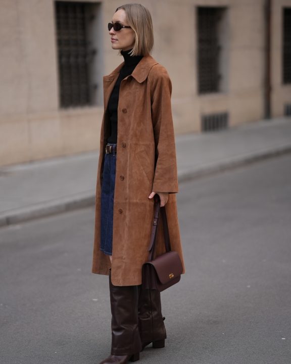 A camurça volta dos anos 70: 5 formas infalíveis de usá-la em looks modernos no outono
