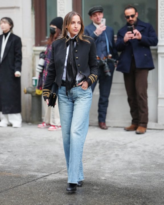 Jaqueta militar volta a ser tendência: 5 looks para elevar o visual com sofisticação