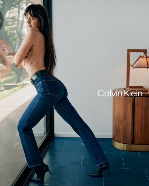 Dakota Johnson estrela campanha da Calvin Klein e ensina truque para o jeans perfeito