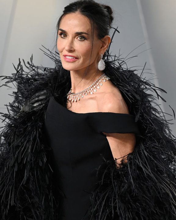 Plumas e mais plumas! Demi Moore aposta em all-black luxuoso da Gucci em after-party do Oscar