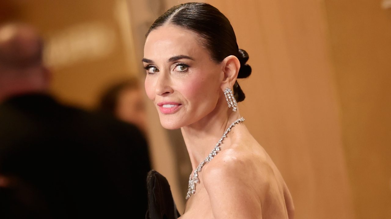 Demi Moore aposta em volume e contraste com look Schiaparelli no Actors Awards 2026