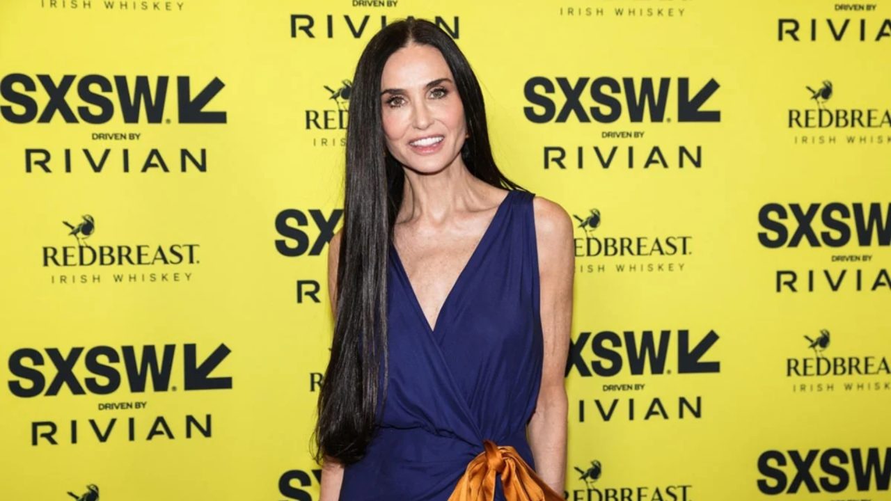 Demi Moore aposta em look Saint Laurent e resgata tendência de sandálias decoradas