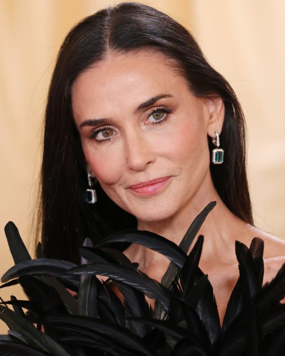 Demi Moore brilha no Oscar 2026 com vestido de ‘armadura de penas’ e cauda dramática