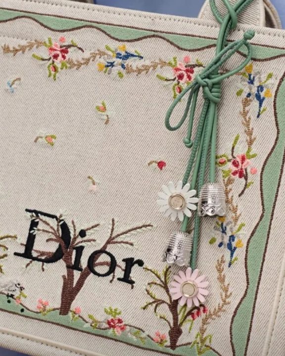 Charms de luxo: Dior reinventa tendência para ‘it-bags’ assinada por Jonathan Anderson