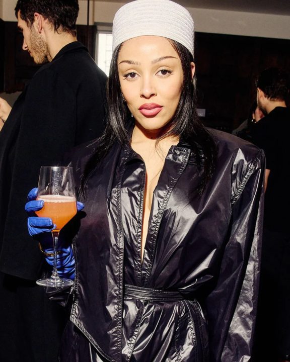 Doja Cat elege look da Saint Laurent e se joga em acessório tendência de 2026