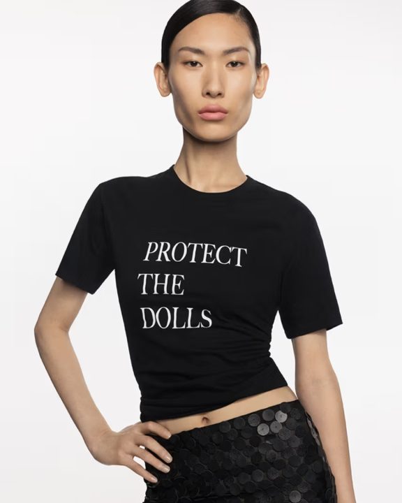 ‘Protect the Dolls’: Conner Ives traz de volta camiseta icônica em nova parceria com a MAC