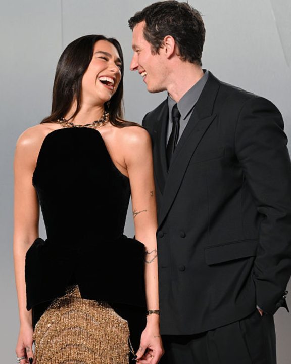 Dua Lipa arrasa de Schiaparelli e Bvlgari ao lado do noivo Callum Turner em after-party do Oscar