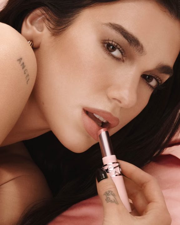 Dua Lipa e YSL Beauty redefinem o tom nude com nova coleção de batons ‘Lovenude’