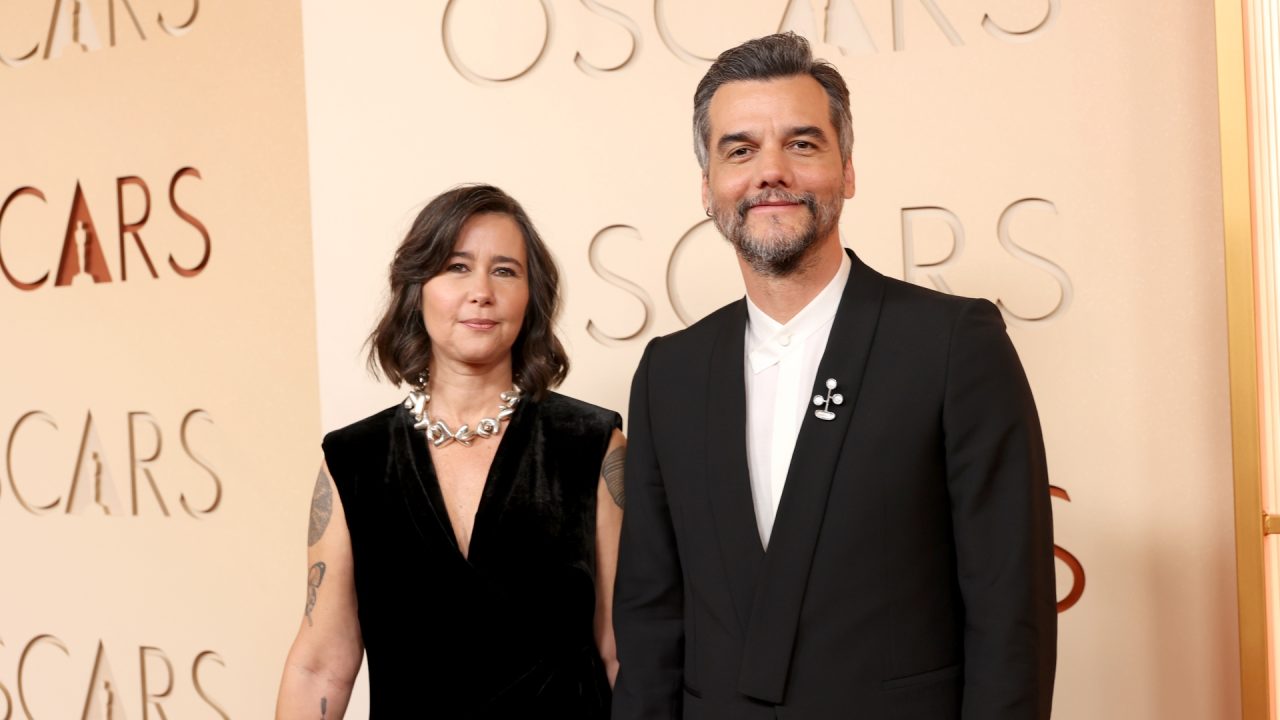 Decote V e colar marcante: O look impecável da esposa de Wagner Moura no Oscar 2026