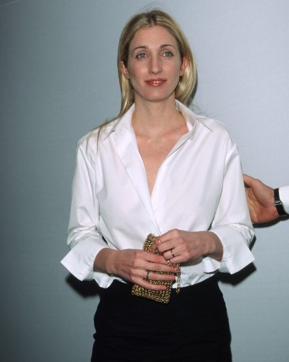Estilo CBK: Peças e marcas usadas por Carolyn Bessette-Kennedy que nunca sairão de moda
Da série ‘Love Story’ direto para o guarda-roupa: descubra as peças e marcas fundamentais que definiram o estilo de Carolyn Bessette-Kennedy