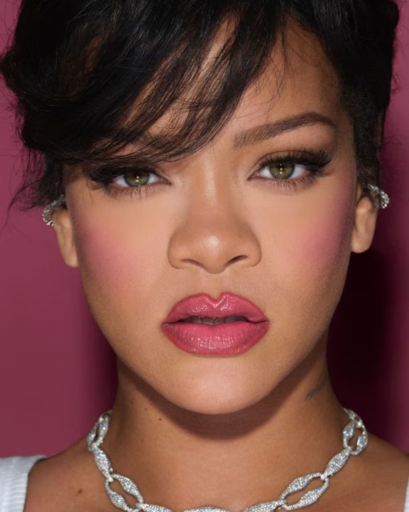 Shake N Play: Fenty Beauty lança novo blush líquido com efeito ‘blur’ e longa duração