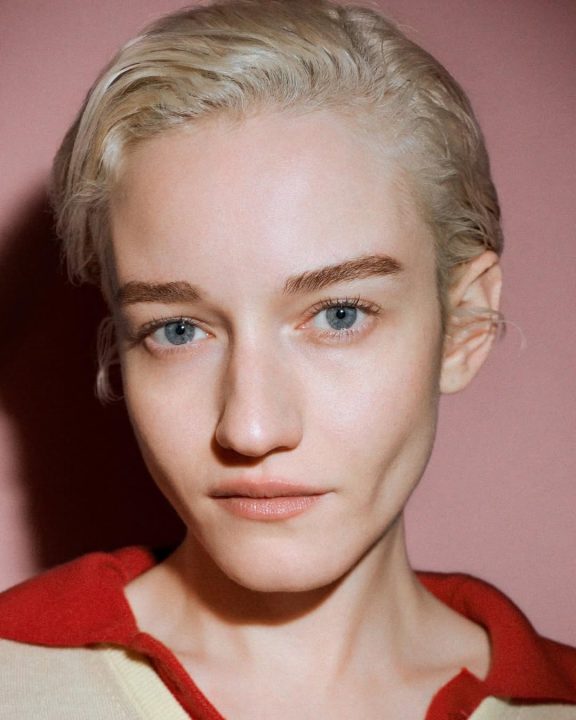 Julia Garner é nomeada embaixadora global da grife espanhola Loewe